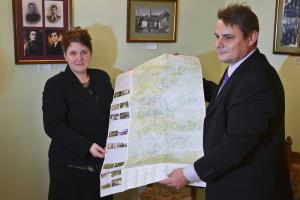 Direktorica RA Kozjansko in župan Občine Šentjur sta predstavila novo turistično karto občine